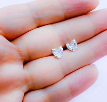 Cargar imagen en el visor de la galería, Aretes Plata Circón Corazón 6 mm
