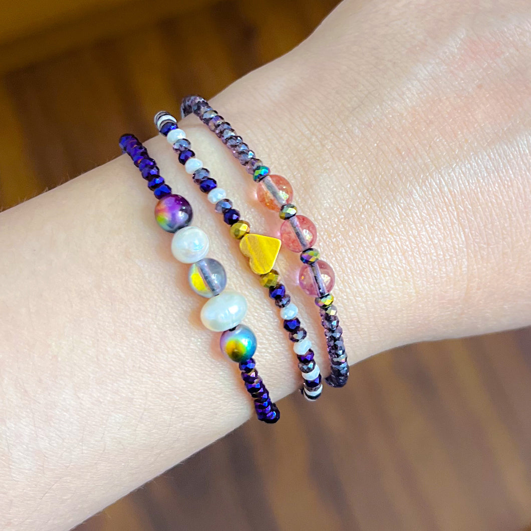 Set 3 Pulseras moradas, corazón y perlas