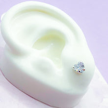 Cargar imagen en el visor de la galería, Aretes Plata Circón Corazón 6 mm
