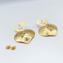 Cargar imagen en el visor de la galería, Aretes Bronce Dos Corazones
